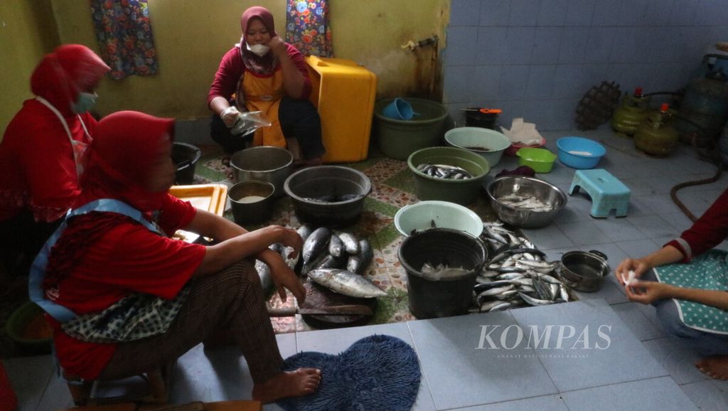 Sejumlah anggota Koperasi Randegan Ikan Sejahtera mengolah ikan pindang di Desa Randegan Kulon, Kecamatan Jatitujuh, Majalengka, Kamis (22/9/2022). Ikan pindang menjadi salah satu mata pencarian warga. Setiap hari, 6-7 ton ikan diolah menjadi pindang.
