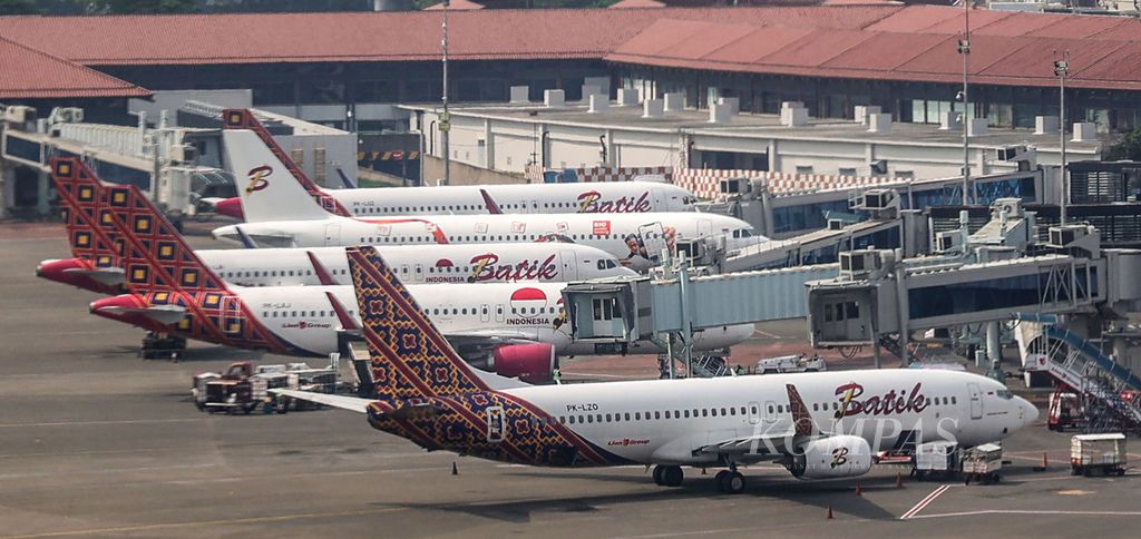 Suasana keberangakatan pesawat di Bandara Soekarno-Hatta, Tangerang, Banten, Senin (25/7/2022). 