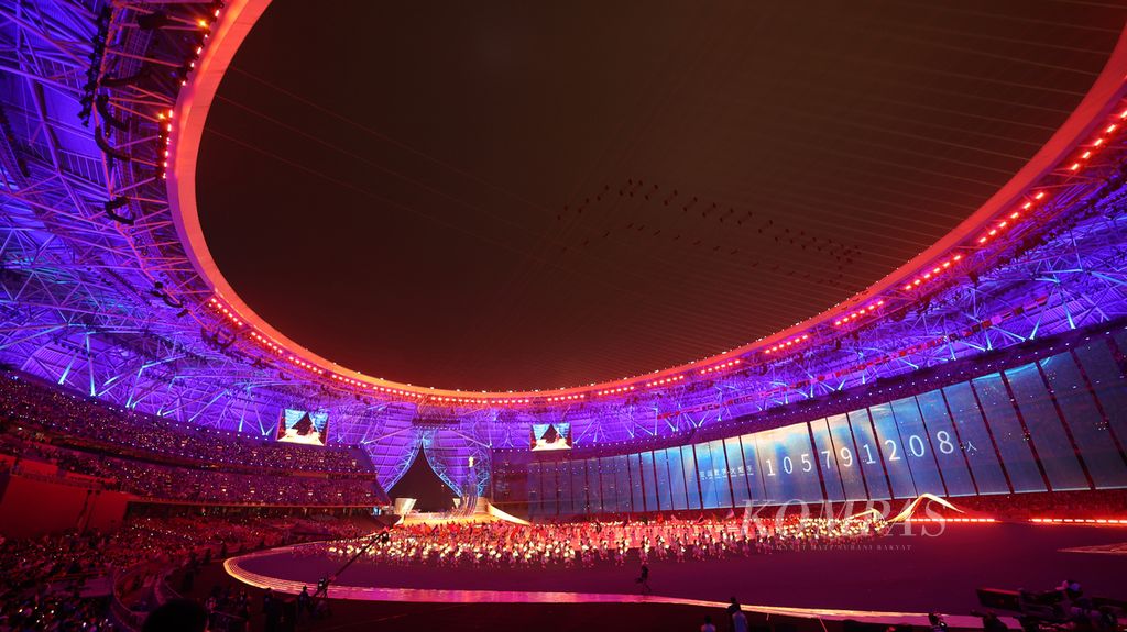 Pembukaan Asian Games Hangzhou 2022 di Stadion Utama Hangzhou, Kompleks Olahraga Olimpiade Hangzhou, Provinsi Zhejiang, China, Sabtu (23/9/2023) malam. Kota Hangzhou bermandikan cahaya warna-warni dengan sentuhan visual tiga dimensi dan<i> augmented reality </i>(AR).