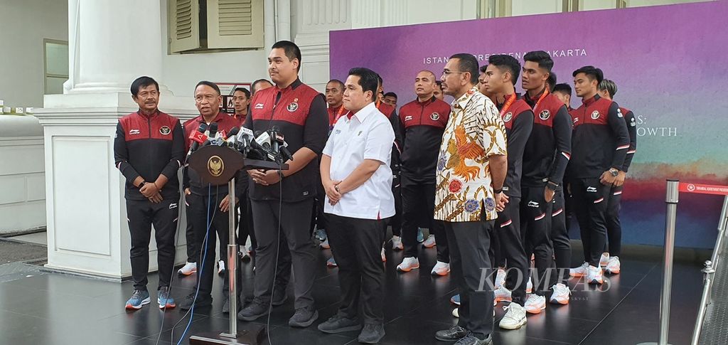 Menteri Pemuda dan Olahraga Dito Ariotedjo (ketiga dari kiri di barisan depan) dan Ketua Umum PSSI Erick Thohir memberikan keterangan seusai menghadap Presiden Joko Widodo bersama tim nasional U-22, Senin (5/6/2023).