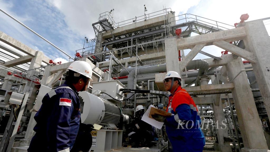 Teknisi mengontrol dan merawat kilang LNG milik PT Donggi Senoro LNG di Kabupaten Banggai, Sulawesi Tengah, Sabtu (22/10/2016). Kilang LNG yang mulai beroperasi pada 2015 ini mempunyai kapasitas produksi 2 juta ton per tahun.