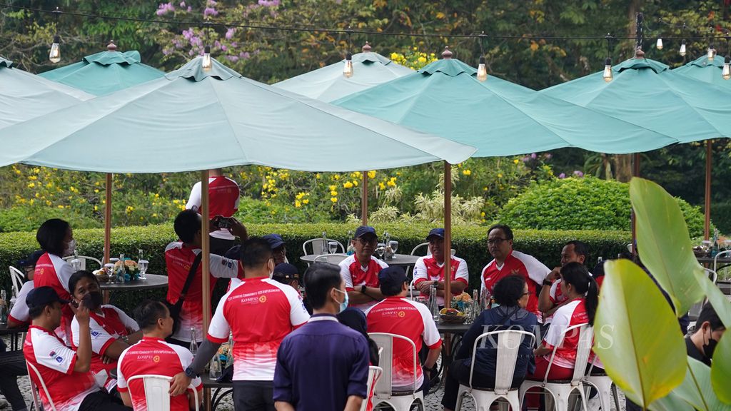 Sejumlah wali kota anggota Asosiasi Pemerintah Kota Seluruh Indonesia saat berkumpul di Kebun Raya Bogor, Kota Bogor, Jawa Barat, Sabtu (3/9/2022).  