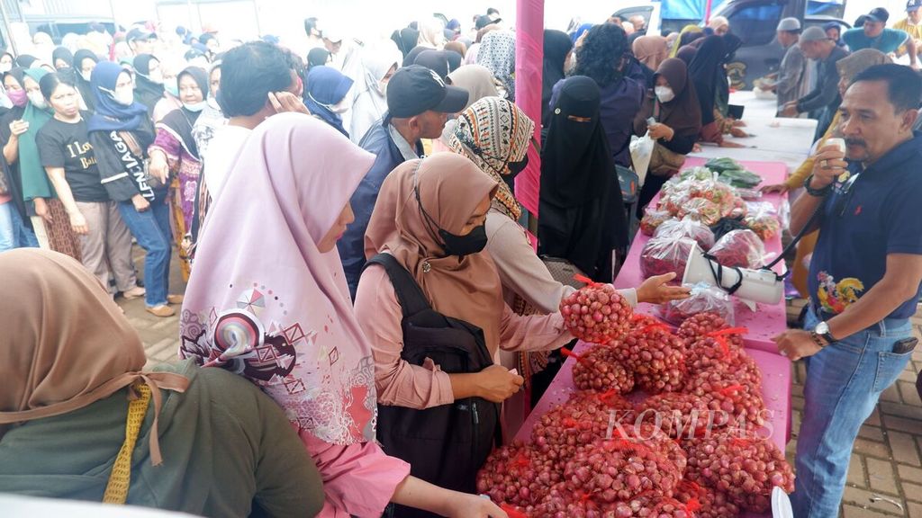 Warga antre membeli bawang merah dalam kegiatan operasi pasar barang kebutuhan pokok di Banjarmasin, Kalimantan Selatan, Sabtu (28/1/2023). Di lokasi operasi pasar, bahan pokok dijual lebih murah dari harga pasaran.