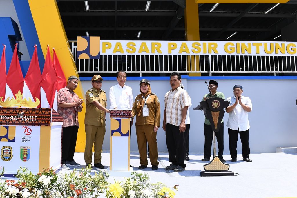 Presiden Joko Widodo membunyikan sirene sebagai tanda peresmian revitalisasi Pasar Pasir Gintung, Kota Bandar Lampung, Provinsi Lampung, Senin (26/8/2024).