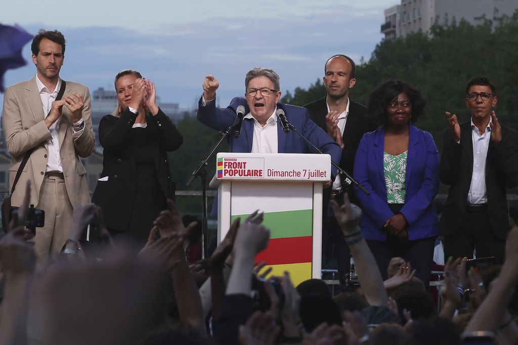 Jean-Luc Melenchon (tengah, berdiri di podium) menyampaikan pidato pascakeunggulan LFI dan aliansi sayap kiri (NFP) pada pemilu 2024 di hadapan pendukungnya, Minggu (7/7/2024), di Paris, Perancis. Melenchon menyebut bahwa pemerintahan baru Perancis nantinya akan mengakui keberadaan negara Palestina.