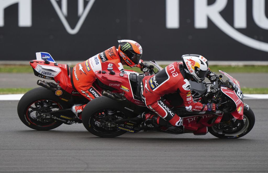 Pebalap Francesco Bagnaia disalip oleh Jorgen Martin balapan MotoGP seri Inggris di Sirkuit Silverstone, Minggu (4/8/2024). Martin akhirnya finis kedua dan Bagnaia finis ketiga. 