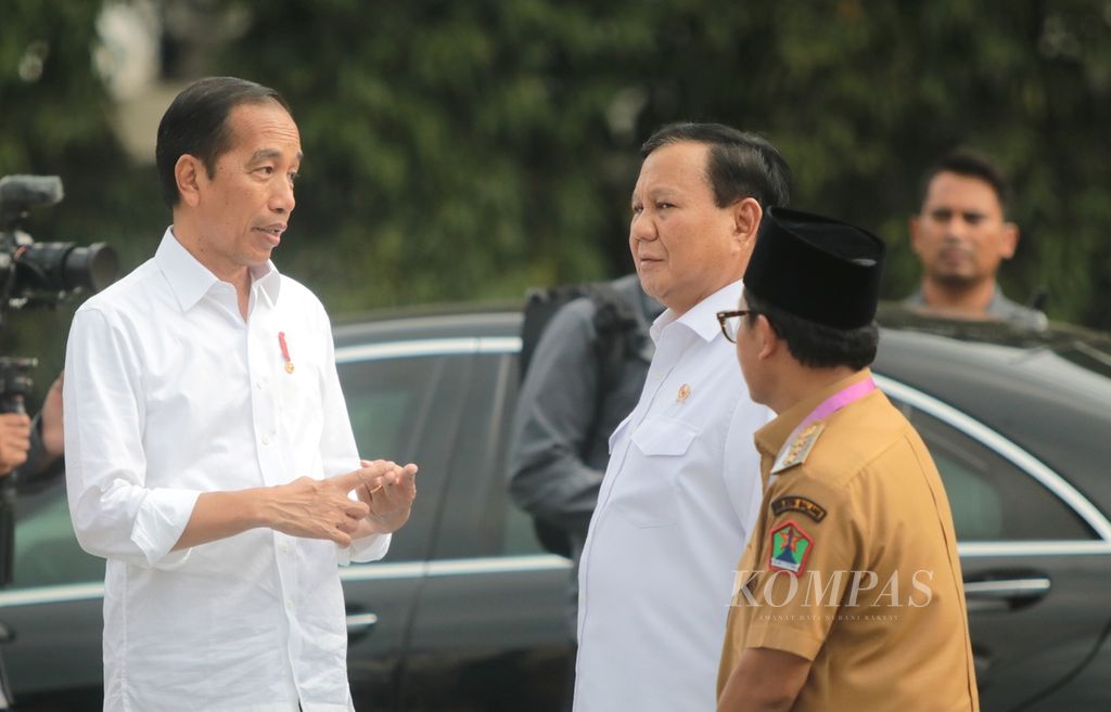 Presiden Joko Widodo hadir dalam acara pasar rakyat di Lapangan Rampal, Kota Malang, Jawa Timur, Senin (24/7/2023). Tampak Presiden Jokowi berbincang dengan Menteri Pertahanan Prabowo Subianto.