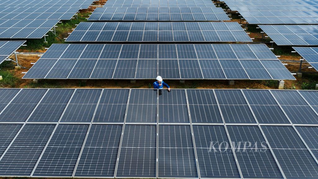 Instalasi panel surya di Pembangkit Listrik Tenaga Surya Ibu Kota Nusantara (PLTS IKN) yang telah beroperasi di kawasan IKN, Penajam Paser Utara, Kalimantan Timur, Rabu (31/7/2024). 