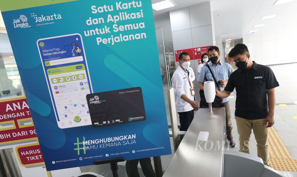 Rombongan jurnalis menempelkan kartu JakLingko pada mesin pemindai kartu JakLingko di Stasiun LRT Velodrome, Jakarta Timur saat turut dalam ujicoba penggunaan kartu JakLingko untuk empat jenis moda transportasi publik, Senin (4/10/2021). 