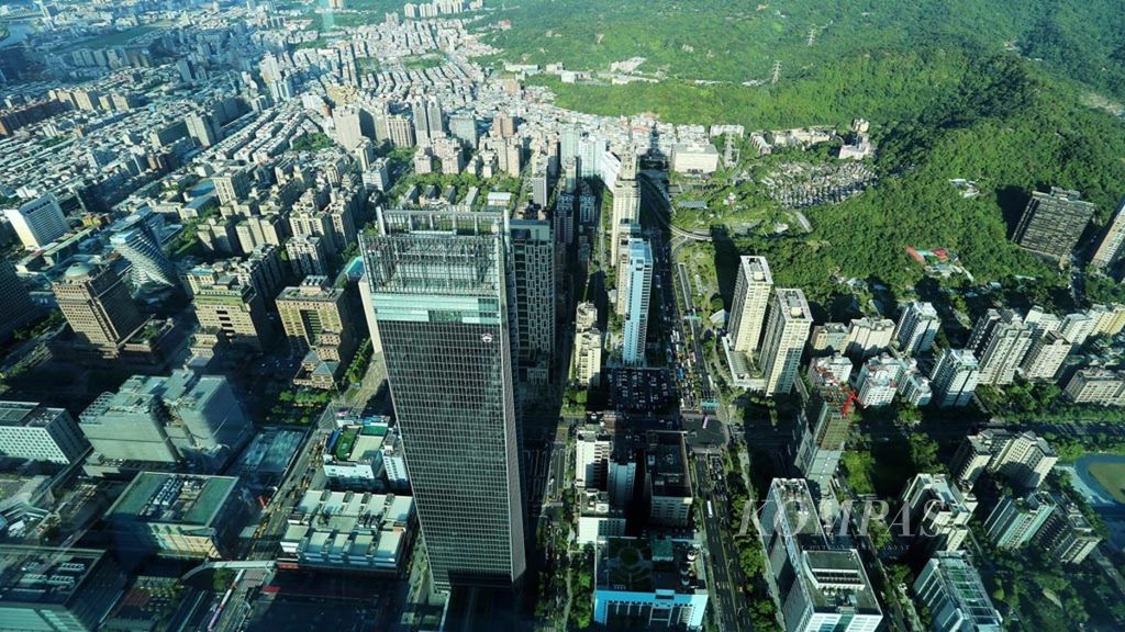 Foto salah satu sudut Kota Taipei yang diambil dari puncak Gedung 101, gedung tertinggi ke-8 di dunia, pada 13 Agustus 2018. Taiwan dalam beberapa dekade telah berkembang menjadi salah satu kekuatan ekonomi dan teknologi yang terus berkembang.