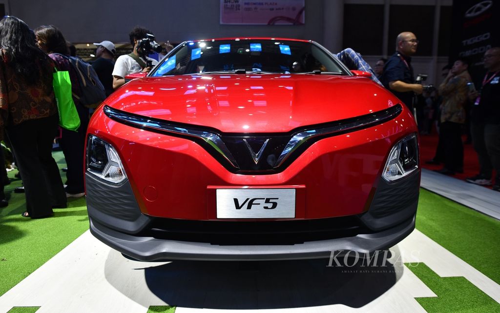 Tampak depan VinFast VF 5 mobil produksi nasional Vietnam yang resmi diluncurkan untuk pasar Indonesia di ajang Indonesia International Motor Show (IIMS) 2024 di JI Expo Kemayoran, Jakarta, Kamis (15/2/2024). 