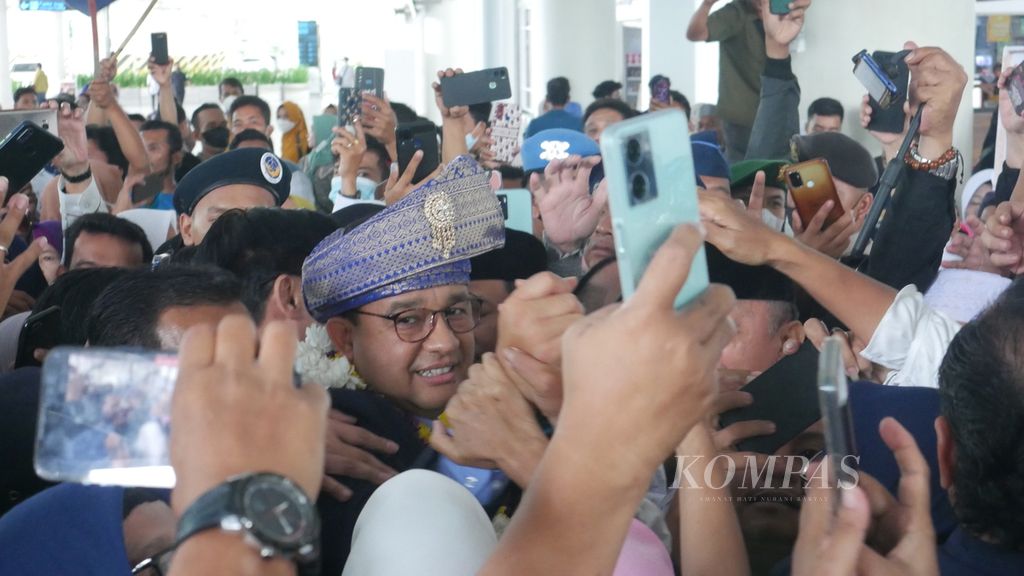 Bakal calon presiden dari Partai Nasdem, Anies Baswedan (tengah), disambut oleh ratusan pendukungnya saat tiba di Bandara Internasional Kualanamu, Kabupaten Deli Serdang, Sumatera Utara, Jumat (4/11/2022). 