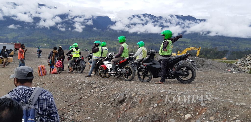 Aktivitas para pengojek sepeda motor di Distrik Ilaga, Kabupaten Puncak, Papua, pada 19 Desember 2019.