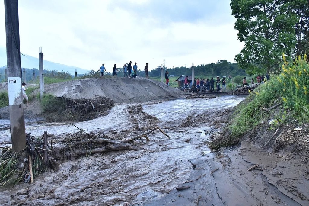 Banjir lahar hujan Gunung Marapi melanda Nagari Bukik Batabuah, Kecamatan Canduang, Kabupaten Agam, Sumatera Barat, Jumat (5/4/2024).
