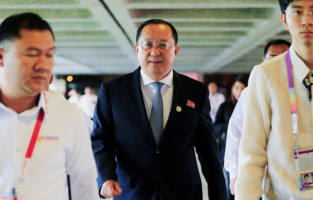 Menteri Luar Negeri Korea Utara Ri Yong Ho (tengah) berjalan menuju lokasi acara lainnya setelah menyelesaikan pertemuan  dengan Presiden Filipina Rodrigo Duterte di sela-sela  kegiatan pertemuan para menteri ASEAN di Pasay, Metro Manila, Filipina, Selasa (8/8).