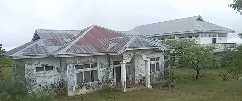 Bangunan rumah sakit modern di Kefamenanu, Timor Tengah Utara, yang dibangun pada masa Bupati Gabriel Manek. Masa pergantian kepala daerah, bangunan ini pun mangkrak.