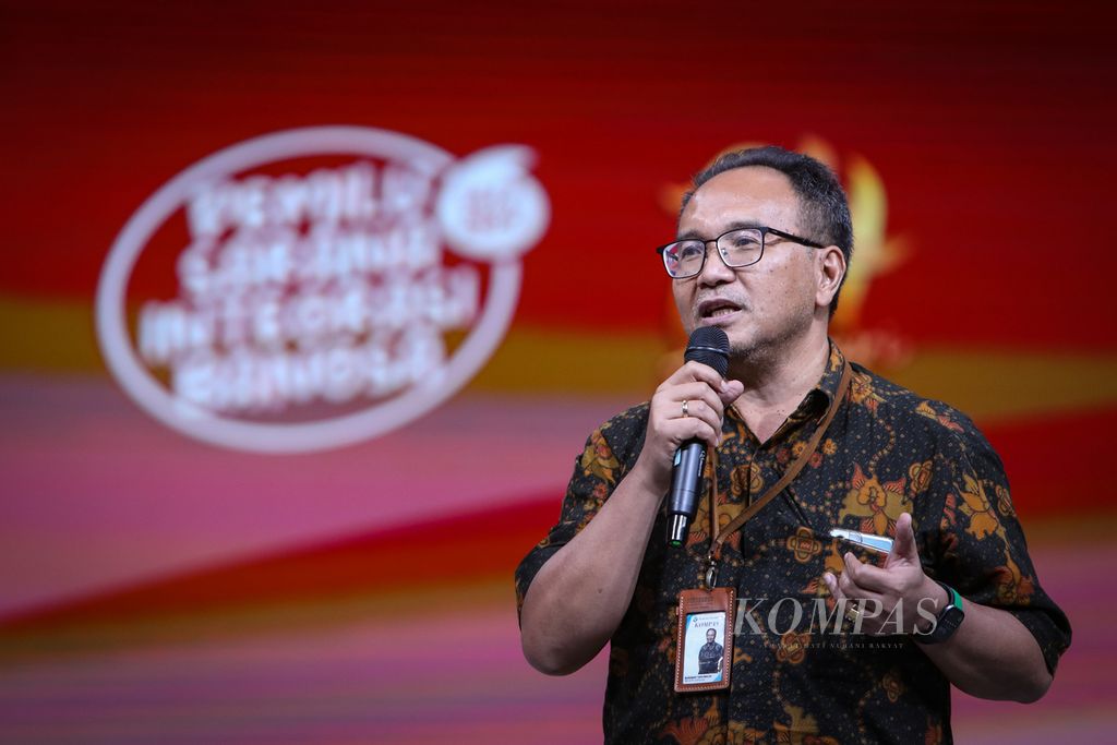 Wakil Pemimpin Umum <i>Kompas</i> Budiman Tanuredjo menyampaikan sambutan dalam acara <i>nonton</i> bareng film <i>Kejarlah Janji</i> untuk karyawan Kompas Gramedia di Menara Kompas, Jakarta, Jumat (13/10/2023). Film drama komedi yang disutradarai Garin Nugroho ini menjadi media KPU untuk menyosialisasikan Pemilu 2024 kepada masyarakat. 