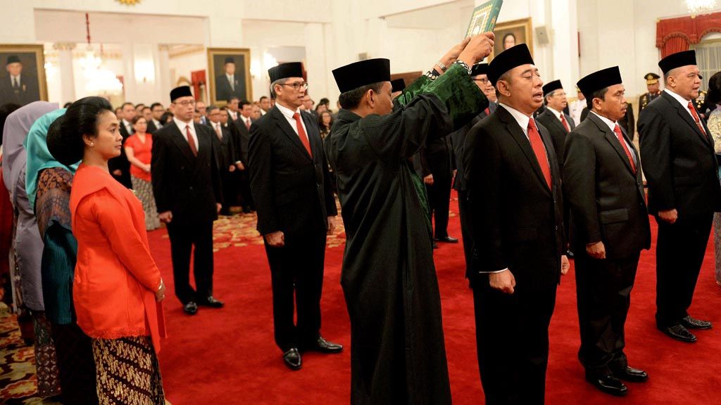 Pelantikan Duta Besar Luar Biasa dan Berkuasa Penuh (LBBP) - Para diplomat mengikuti upacara pelantikan Duta Besar Luar Biasa dan Berkuasa Penuh (LBBP) untuk negara-negara sahabat di Istana Negara, Jakarta, Selasa (20/2). Pelantikan 17 orang Duta Besar yang dipimpin oleh Presiden Joko Widodo tersebut juga ikut dihadiri oleh para pejabat negara seperti, Menko Kemaritiman Luhut Binsar Panjaitan, Sekretaris Kabinet Pramono Anung, Menteri Luar Negeri Retno LP Marsudi, dan Kepala Staf Kepresidenan Moeldoko. 