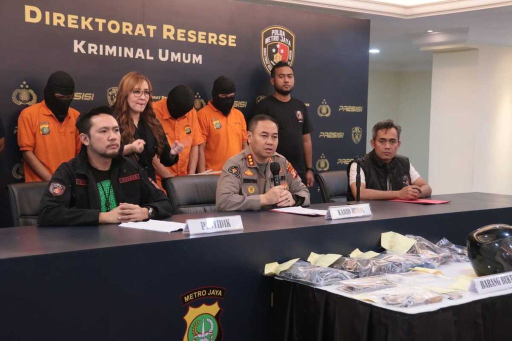 Polda Metro Jaya merilis kasus pencurian dengan kekerasan terhadap nasabah bank oleh empat tersangka yang terjadi di Bekasi, 3 Maret 2023, di Markas Polda Metro Jaya, Jakarta, Selasa (21/3/2023).