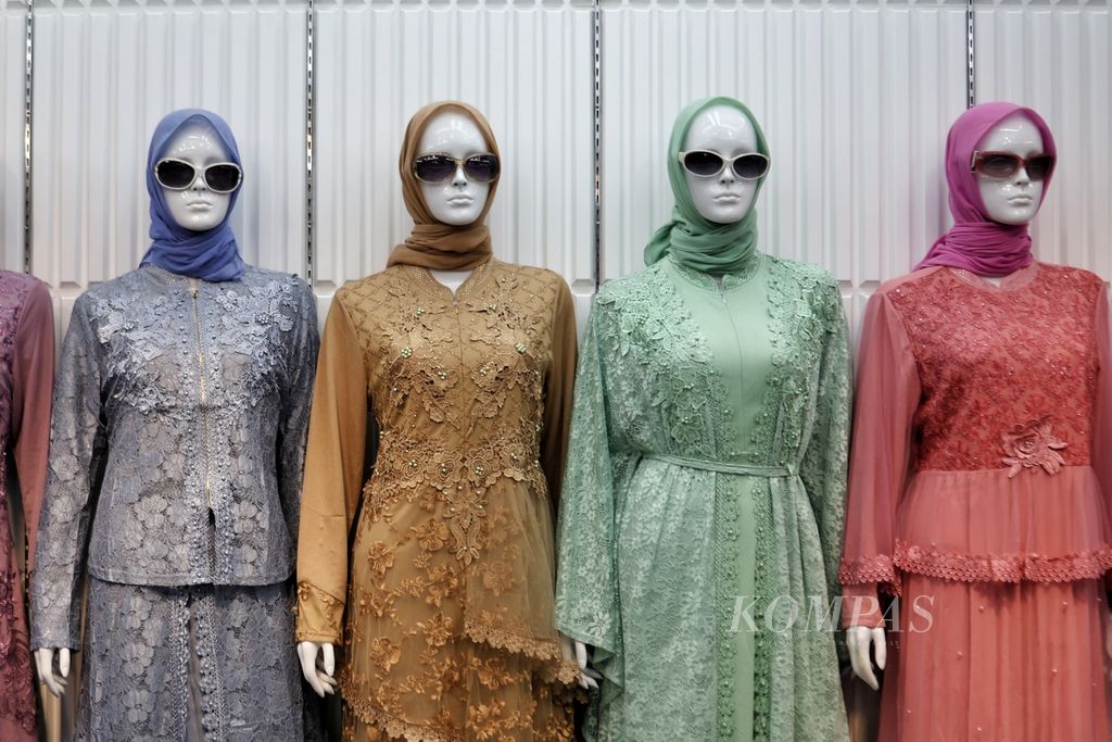 Warna-warni pakaian muslimah yang dipajang di Pasar Tanah Abang Blok A, Jakarta, Rabu (6/3/2024). Menjelang Ramadhan aktivitas jual beli di Pasar Tanah Abang mulai meningkat.