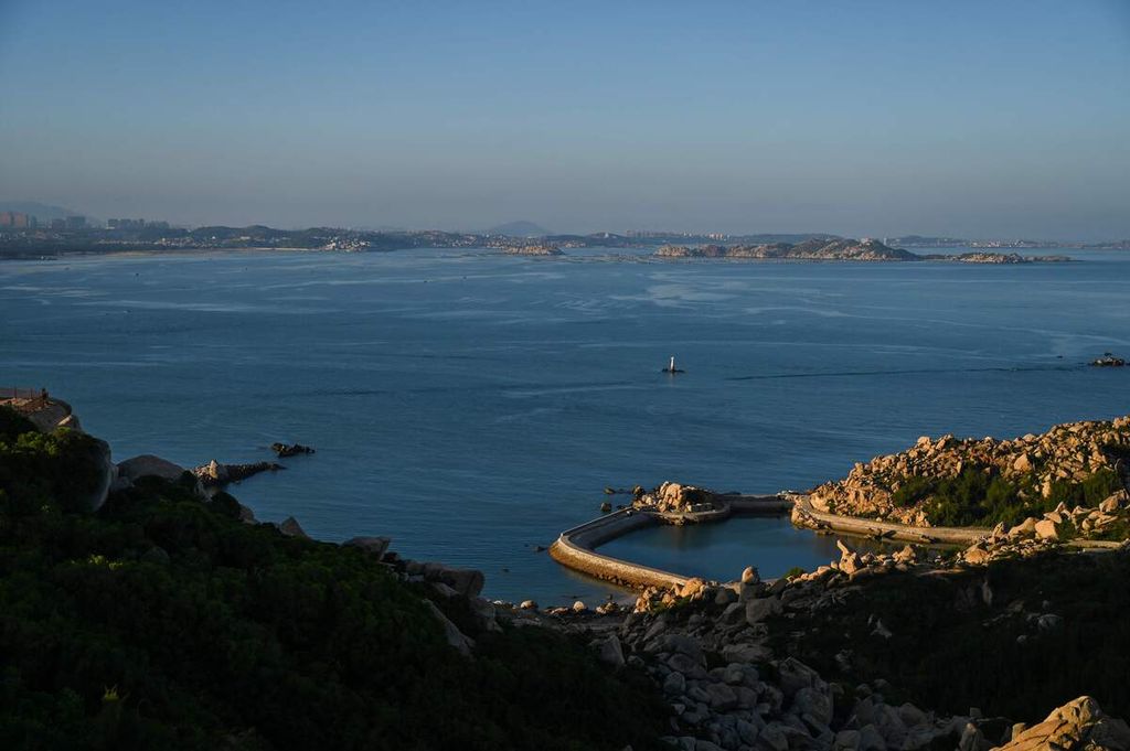 Pemandangan laut dari Pulau Pingtan, salah satu China daratan yang lokasinya paling dekat dengan Taiwan, dalam foto yang diambil dari Provinsi Fujian, China, Kamis (4/8/2022), saat China menggelar latihan militer di kawasan Selat Taiwan. 