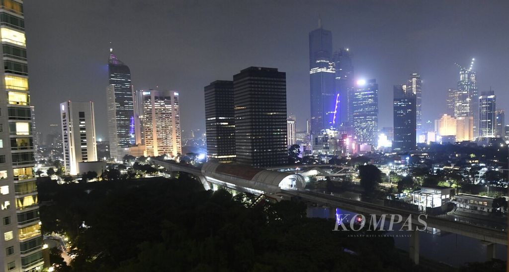 Panorama gedung-gedung bertingkat di Jakarta, Rabu (18/1/2023) malam. Kondisi perekonomian global tahun 2023 diprediksi penuh dengan ketidakpastian. 