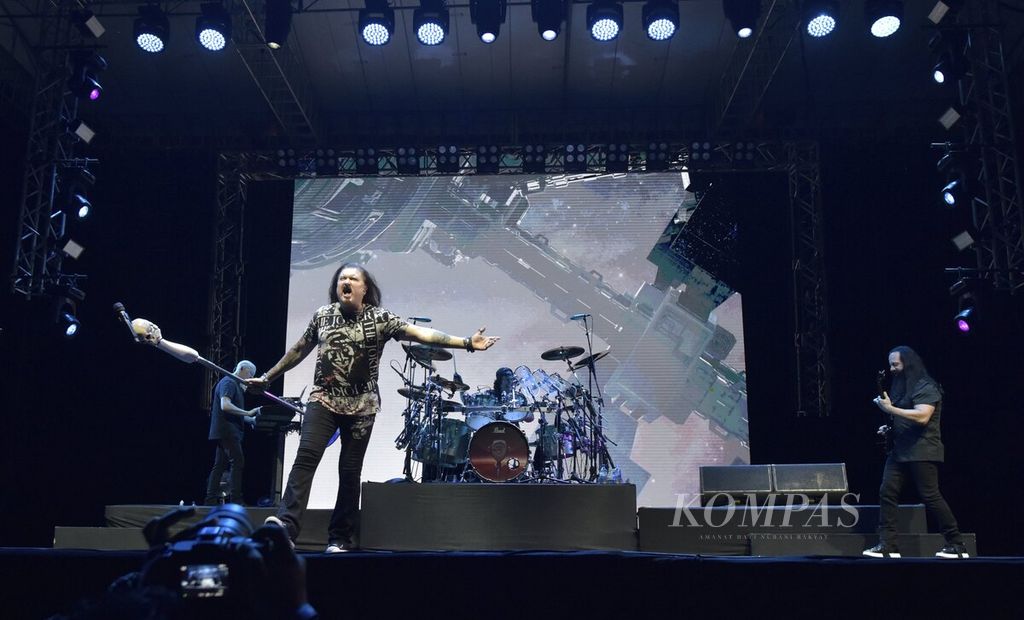 Vokalis Dream Theater, James Labrie, saat tampil dalam konser Dream Theater bertajuk Top of The World Tour di Stadion Manahan, Kota Surakarta, Jawa Tengah, Rabu (10/8/2022). 