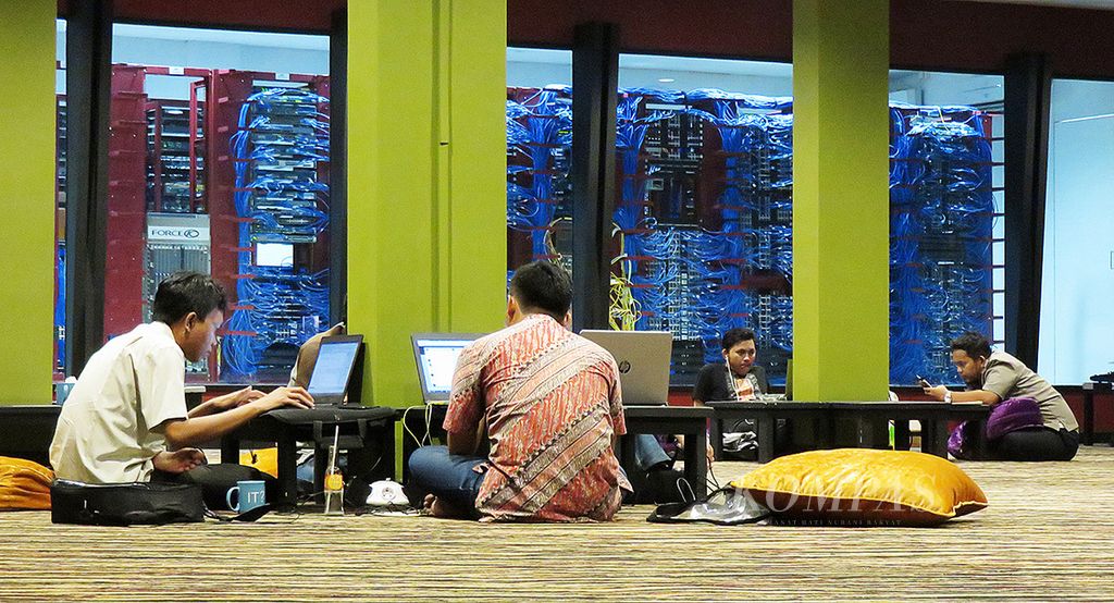 Sejumlah tim pendukung teknologi informasi salah satu perusahaan jasa komputasi awan dan jasa internet memantau pergerakan dari sebuah <i>co-working space</i> di bilangan Jakarta Selatan, (22/2/2016). 