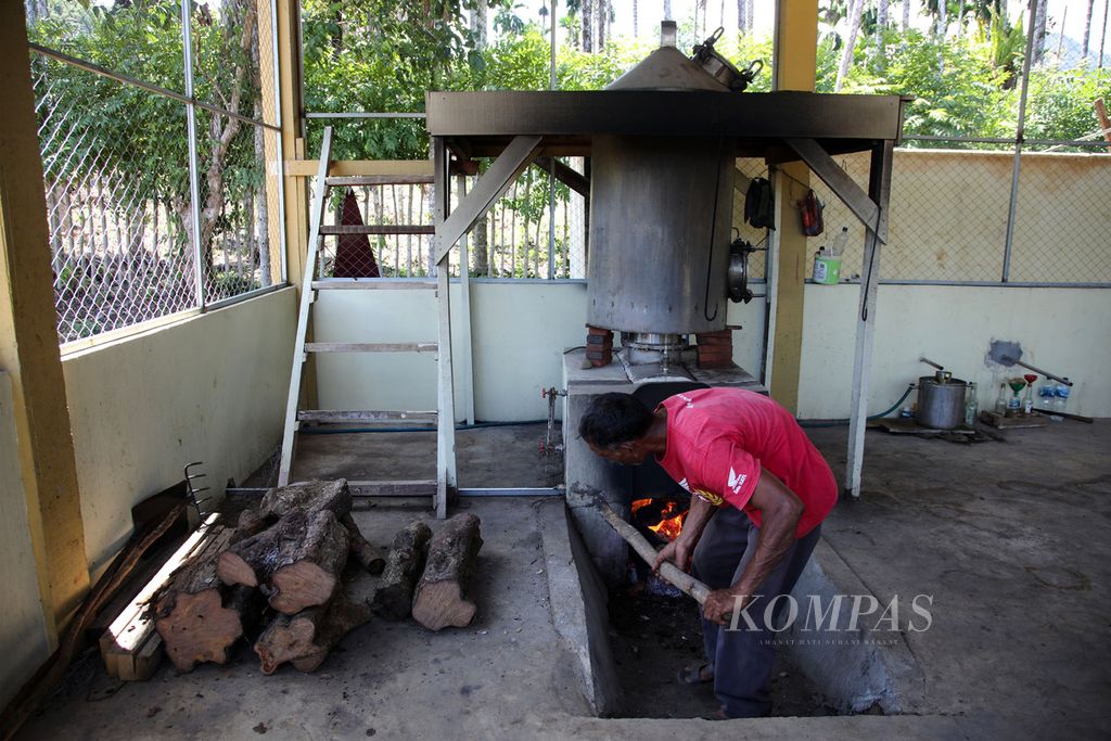 Penyulingan nilam menggunakan tungku bakar milik Kelompok Nilam Lhoong Aceh Sejahtera di Mukim Blang Mee, Gampong Umong Seuribee, Kecamatan Lhoong, Kabupaten Aceh Besar, Selasa (13/8/2024). 