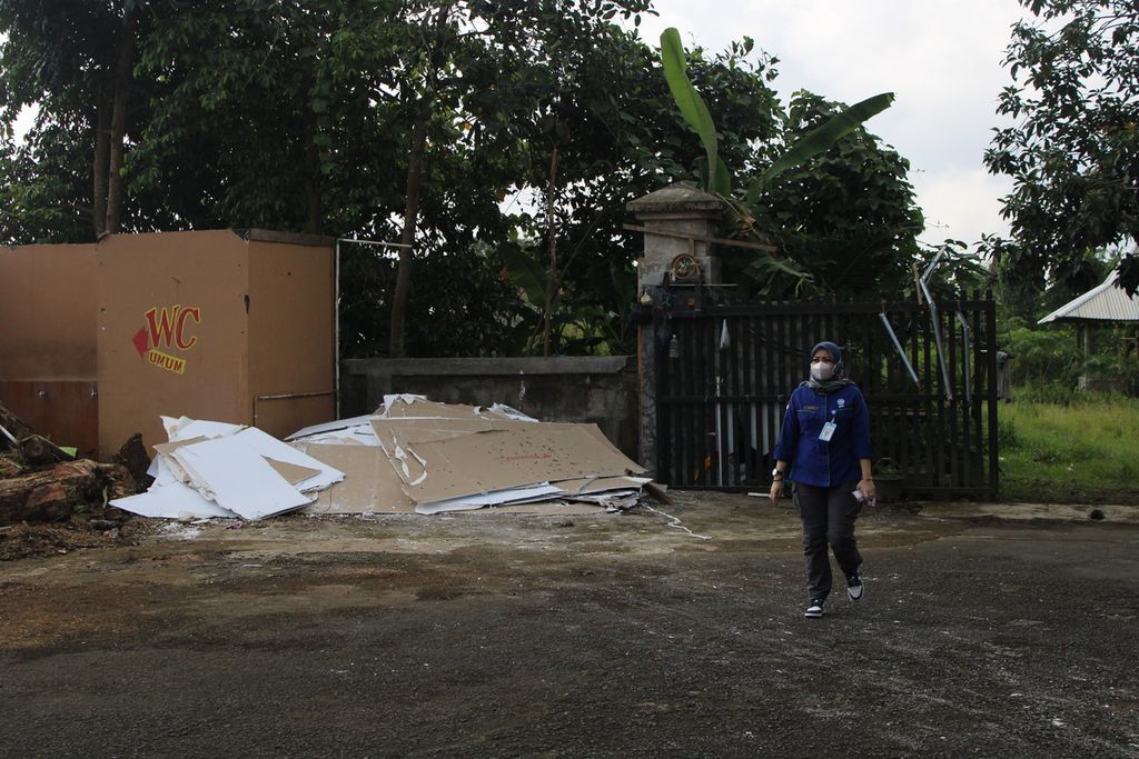 Officials crossed the remains of the collapsed ceiling due to an earthquake in the Kwartir Cabang Gerakan Pramuka Tasikmalaya District Building, West Java, on Sunday (28/4/2024). The earthquake that shook the area on Saturday had a magnitude of 6.2 with an epicenter 156 km southwest of the center of Garut District.