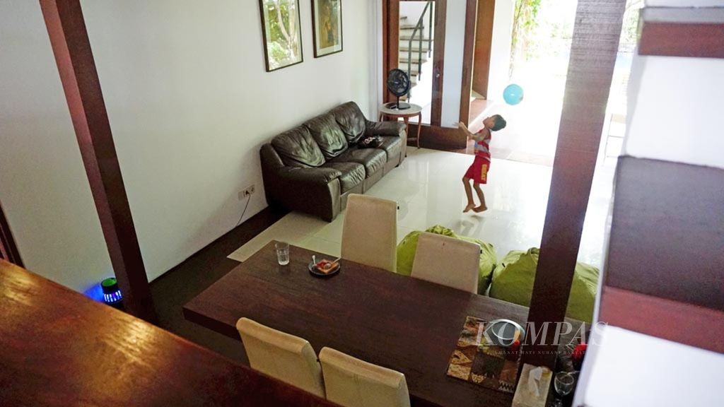 Suasana ruang keluarga di sebuah rumah di kawasan Jakarta Pusat, yang disewakan untuk wisatawan melalui aplikasi Airbnb, 23 Desember 2016. 