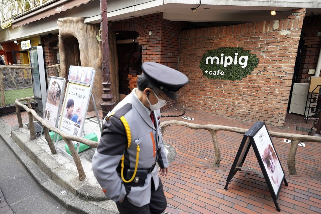 Petugas keamanan melintas di Kafe Mipig di Harajuku, Tokyo, Jepang, Rabu (24/1/2024). 