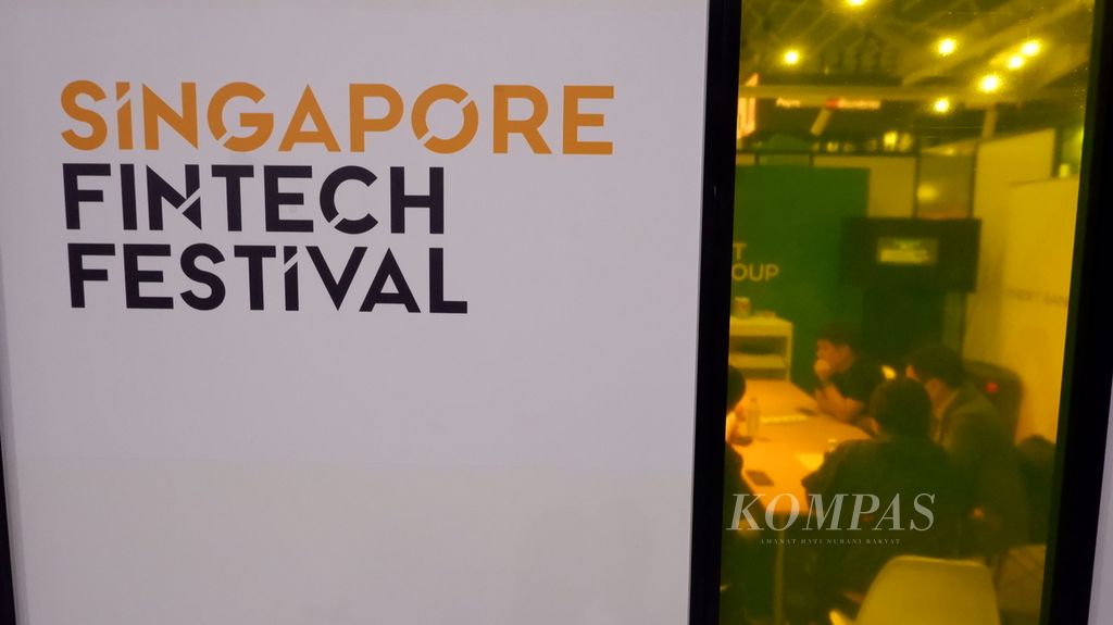 Diskusi kecil di salah satu ruangan pada Singapore Fintech Festival di Singapore Expo, Singapura, Kamis (3/11/2022). Pada acara yang dihelat Monetary Authority of Singapore (MAS) 2-4 November 2022 tersebut terdapat sejumlah diskusi serta pameran yang diikuti berbagai perusahaan terkait dengan teknologi finansial. 