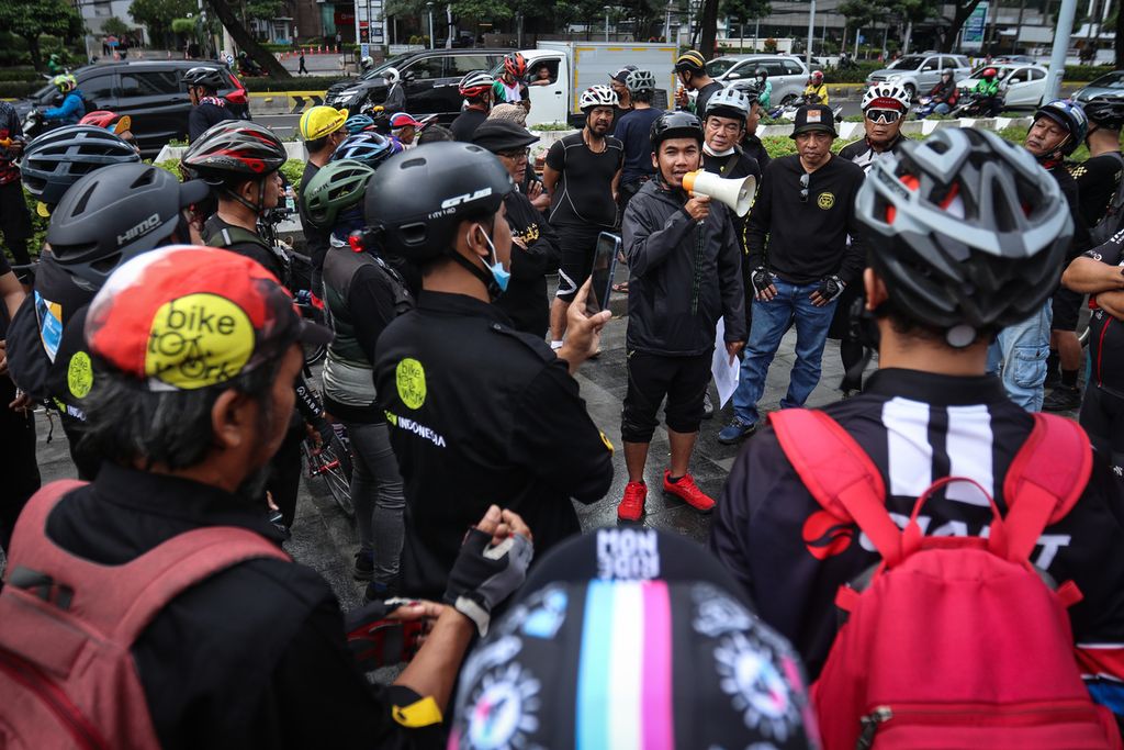 Ketua Bike To Work (B2W) Indonesia Fahmi Saimima berbicara dalam aksi Gowes Aspirasi di depan FX Sudirman, Jakarta Pusat, Jumat (18/11/2022). 