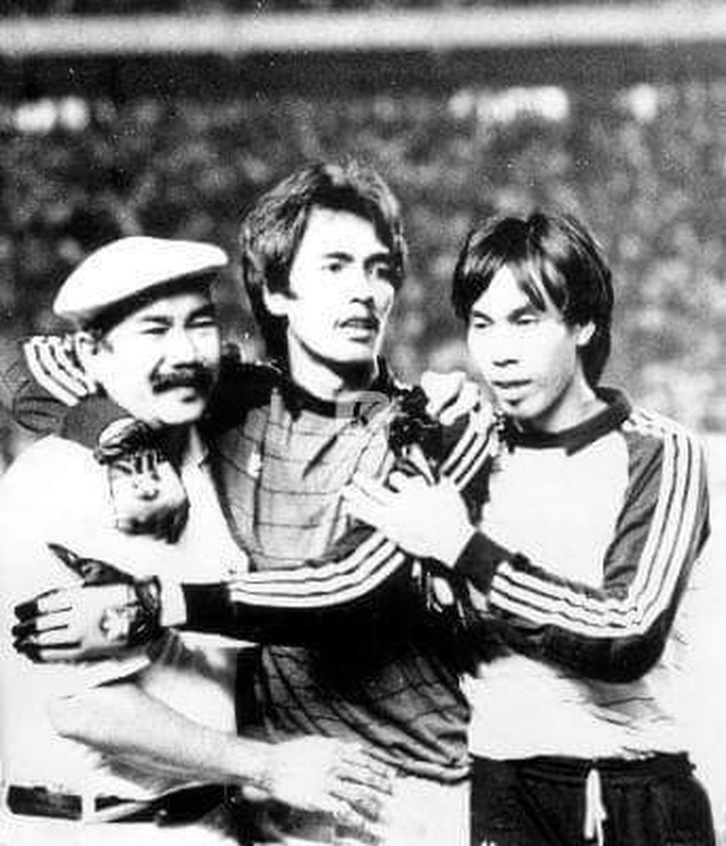 Keharuan Ponirin Meka (tengah) setelah PSMS Medan menang melawan Persib Bandung dalam laga final Divisi Utama PSSI di Stadion Utama Senayan, 10 November 1983. PSMS menang lewat drama adu penalti.