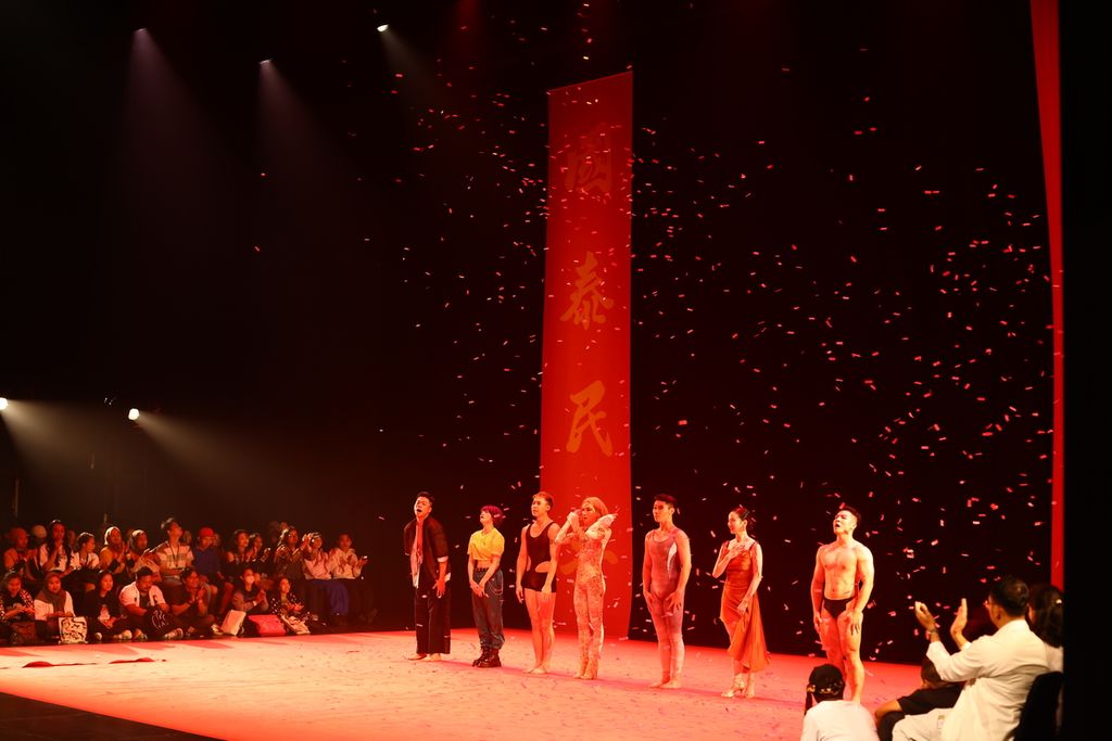 Tujuh penari dari kelompok Dashing Theater asal Taiwan seusai mementaskan karya Pan Xian gubahan koreografer Huang Huai-Te pada Rabu (6/11/2024) di Graha Bhakti Budaya, Taman Ismail Marzuki, Jakarta Pusat. Karya ini dipilih sebagai penutup pada perhelatan Indonesian Dance Festival 2024.