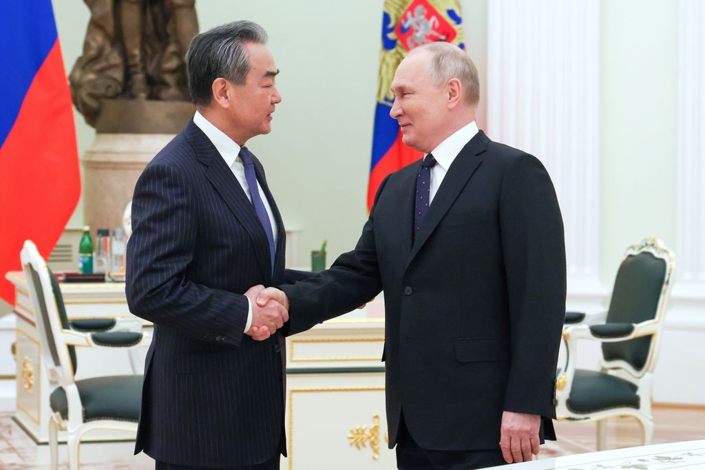 Menteri Luar Negeri China Wang Yi dan Presiden Rusia Vladimir Putin berjumpa di Kremlin, Moskwa, 22 Februari 2023.