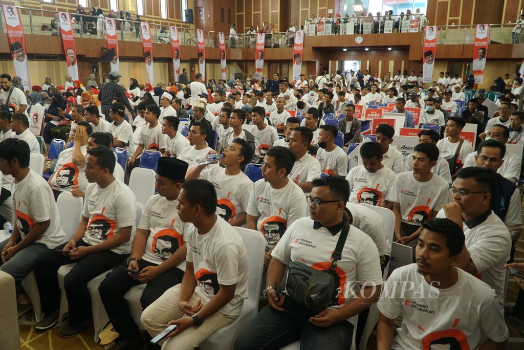 Para sukarelawan menghadiri deklarasi Relawan Perubahan, sukarelawan pendukung Anies Baswedan pada Pilpres 2024 di Kota Padang, Sumatera Barat, Minggu (4/12/2022). 