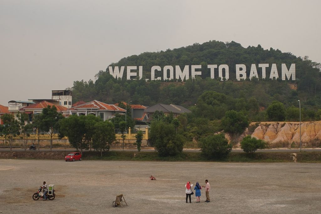 Warga berfoto di Bukit Welcome to Batam yang menjadi ikon Kota Batam, Kepulauan Riau, Sabtu (14/9/2019). 