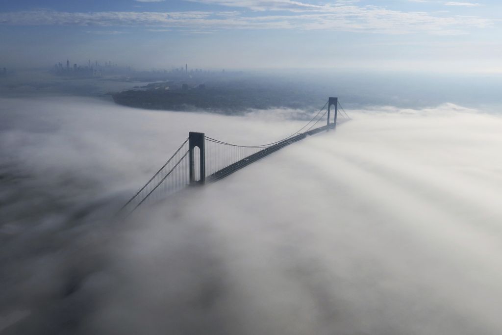 Foto yang diberikan oleh WCBS 880 ini memperlihatkan kabut menyelimuti perairan Samudra Atlantik dan Teluk New York dengan latar belakang gedung-gedung pencakar langit di Manhattan, New York, Amerika Serikat, Senin (16/5/2022) pagi. 