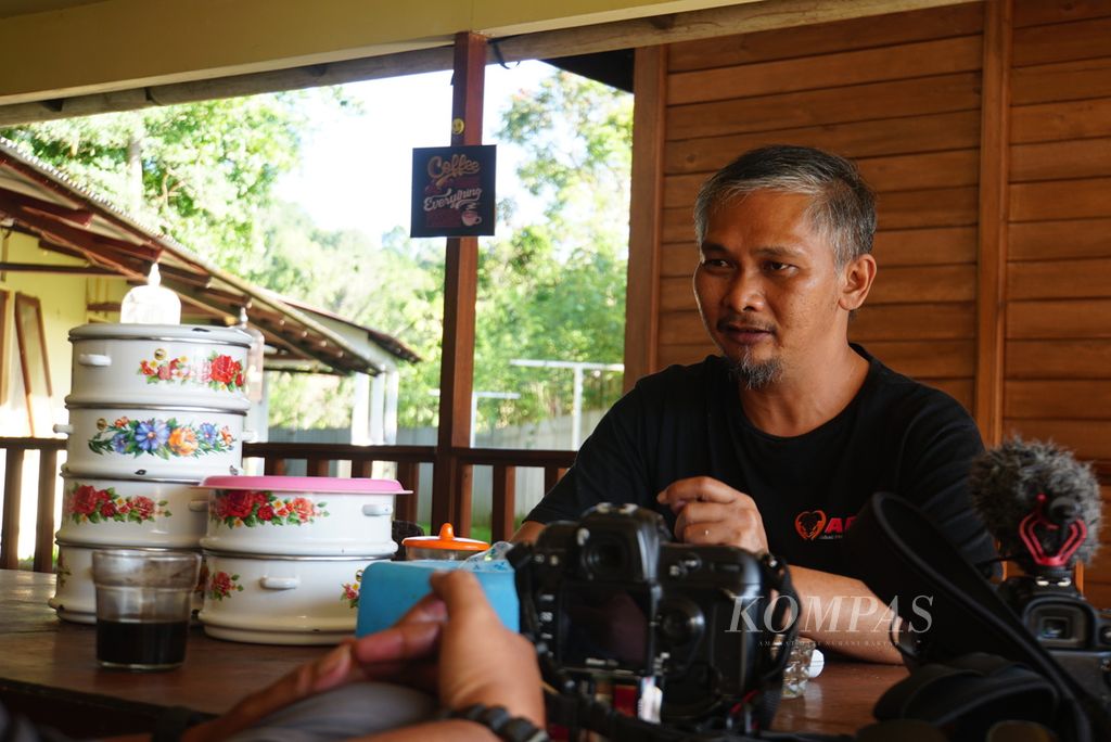 Frank Delano Manus (43), Manajer Program Animal Friends Manado Indonesia (AFMI), ketika ditemui di tempat penampungan (<i>shelter</i>) AFMI di Lahendong, Tomohon, Sulawesi Utara, pada Sabtu (29/7/2023) sore.
