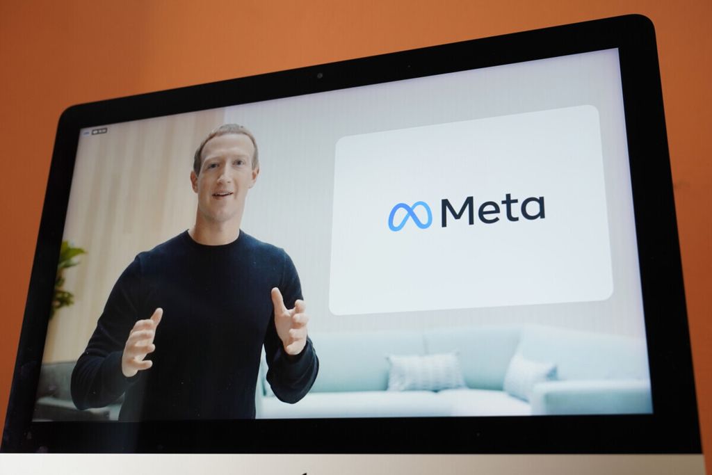 CEO Facebook Inc., Mark Zuckerberg, mengumumka perubahan nama perusahaan induk menjadi Meta Platform Inc., Kamis (28/10). Meta yang diambil dari kata metaverse, nantinya akan memfokuskan diri pada pengembangan teknologi virtual tiga dimensi yang memungkinkan para penggunanya secara berinteraksi secara langsung dalam satu ruangan virtual. (AP Photo/Eric Risberg)