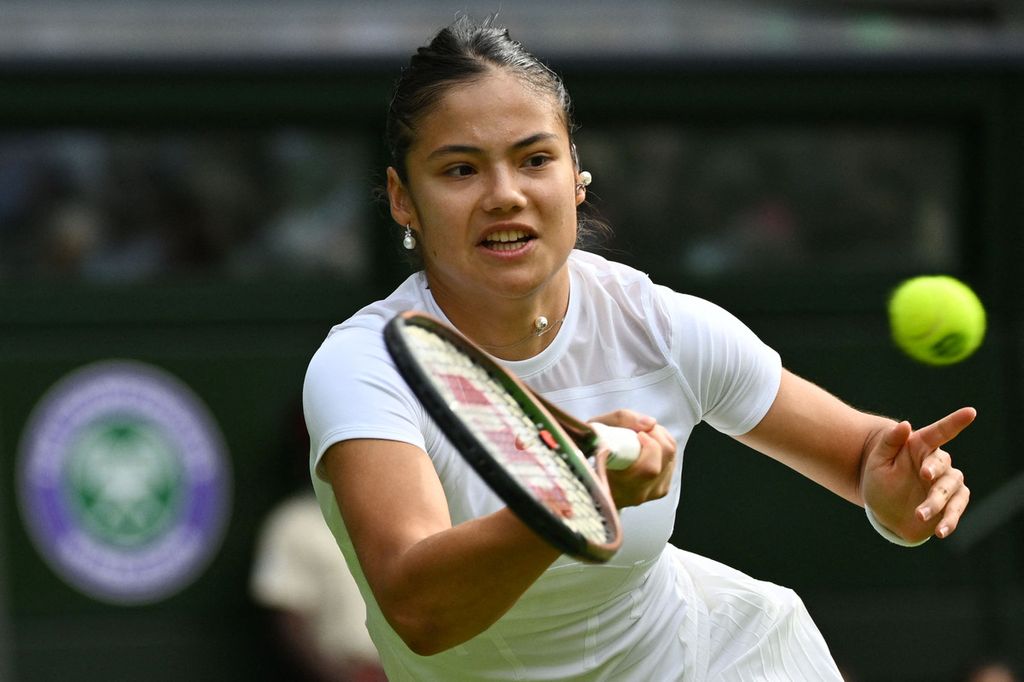 Petenis Inggris, Emma Raducanu, mengembalikan bola saat menghadapi Caroline Garcia pada laga tunggal putri Wimbledon, 29 Juni 2022 lalu.