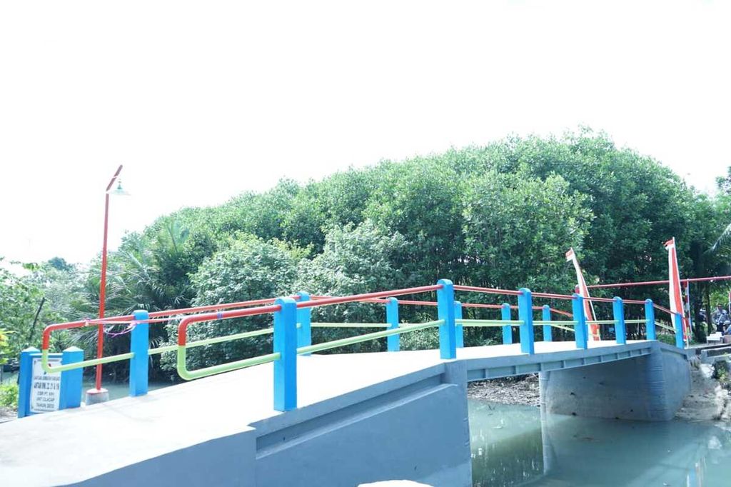 Kondisi jembatan evakuasi yang telah selesai dibangun dan siap dipakai warga di Kelurahan Donan, Cilacap, Jawa Tengah, Selasa (14/2/2023). Jembatan ini awalnya hanya memiliki lebar 1 meter dan kini telah diperlebar menjadi 2,85 meter.