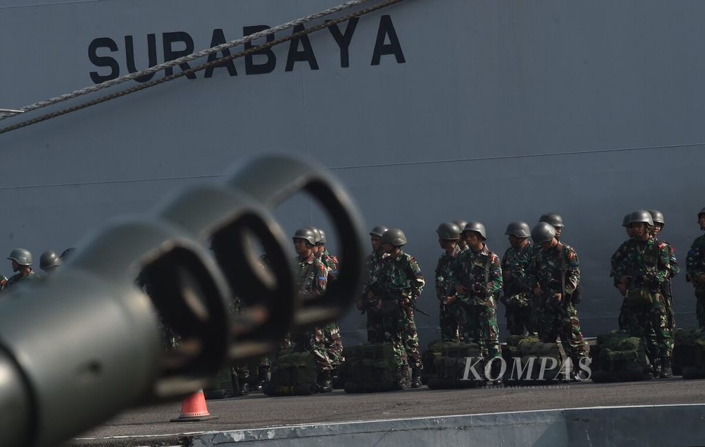 Anggota marinir saat gelar pasukan latihan Armada Jaya XLI TA 2023 di Dermaga Ujung Pangkalan Koarmada 2, Surabaya, Jawa Timur, Selasa (27/6/2023).  