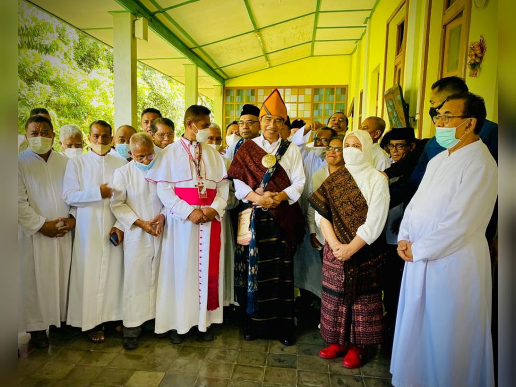 Presiden Joko Widodo saat mengunjungi Serambi Soekarno di Biara Santo Yosef di Ende, Nusa Tenggara Timur, Rabu (1/6/2022)