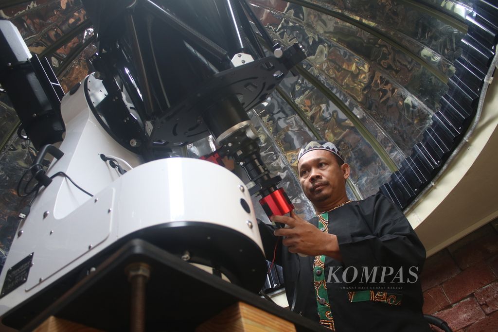 Hendro Setyanto, pemilik Imah Noong, menyetel salah satu teleskopnya di Kubah Noong, Desa Wangunsari, Kecamatan Lembang, Kabupaten Bandung Barat, Jawa Barat, Sabtu (31/12/2022).