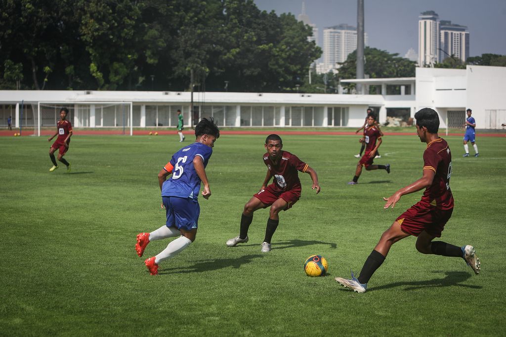 Tim U-16 asuhan Juan Sebastian Veron (jersei biru) bertanding melawan tim U-16 asuhan Roberto Carlos (jersei merah marun) di Stadion Madya Gelora Bung Karno, Jakarta, Kamis (1/6/2023). 