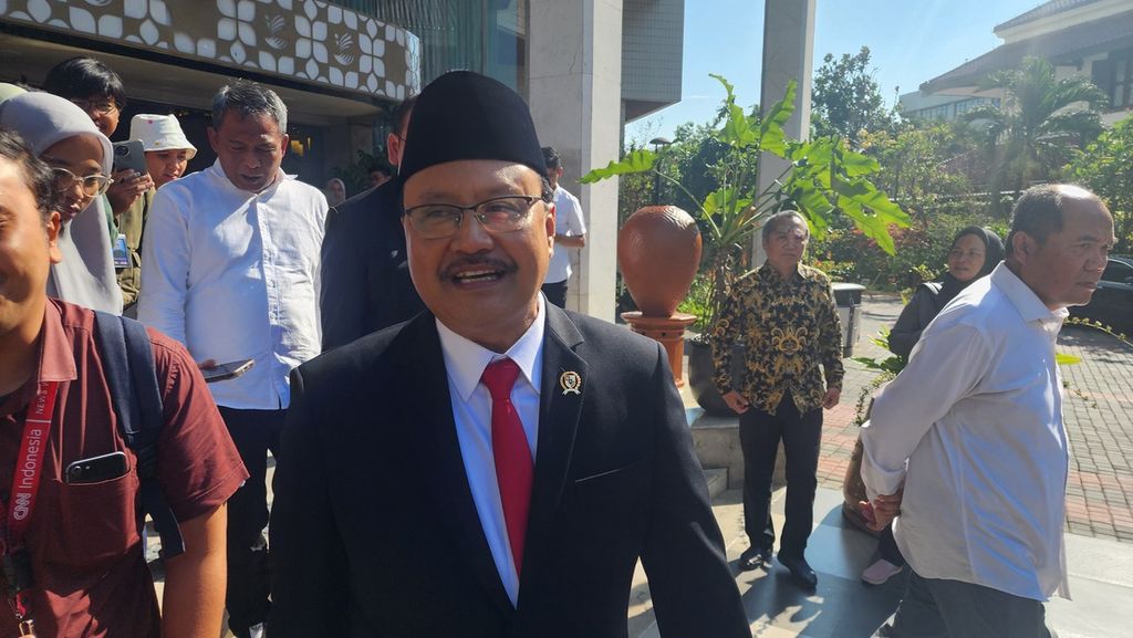 Menteri Sosial Saifullah Yusuf (Gus Ipul) seusai acara serah terima jabatan di kantor Kementerian Sosial, Jakarta, Rabu (11/9/2024). 