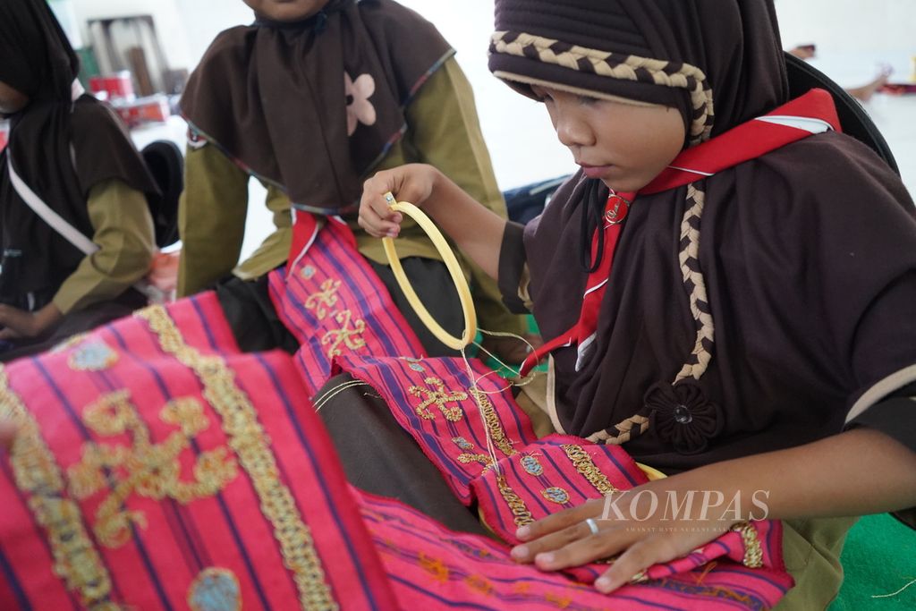 Para siswa SDN 2 Kertosari, Kecamatan Tanjung Sari, Kabupaten Lampung Selatan, Lampung, membuat tapis sebagai salah satu kegiatan ekstrakulikuler di sekolah, pada Sabtu (26/11/2022). Kegiatan itu merupakan salah satu upaya pelestarian tapi.